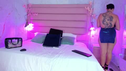 Melanie Roux online show from 11/28/25, 08:11