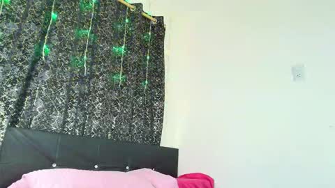 melannia_hills online show from 09/19/25, 07:21