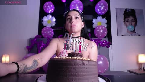 Snapshot of melanny_petite chatting on 04/18/26, 03:05 melanny_petite online show from 04/18/26, 03:05