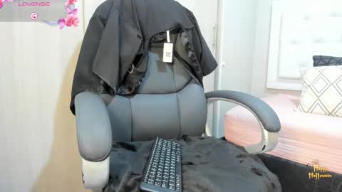 Melany online show from 10/31/25, 12:06