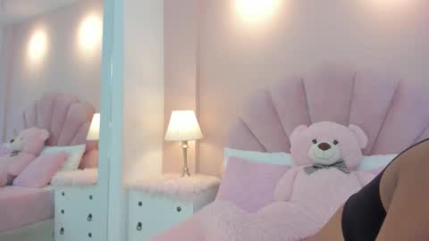 Snapshot of melany_ebonyy chatting on 11/25/25, 04:01 Melanie online show from 11/25/25, 04:01