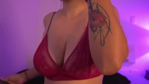 Snapshot of melany_riccii chatting on 12/18/24, 11:34 melany online show from 12/18/24, 11:34