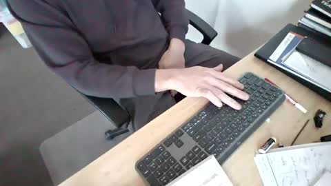 Snapshot of melbguy_075 chatting on 01/11/26, 10:37 melbguy_075 online show from 01/11/26, 10:37