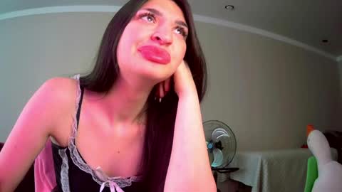 Snapshot of melena_caramel chatting on 05/19/26, 03:24 melena_caramel online show from 05/19/26, 03:24