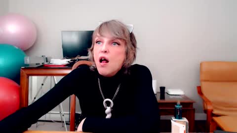 Snapshot of melhoho chatting on 11/03/25, 10:05 Snow Hobot online show from 11/03/25, 10:05