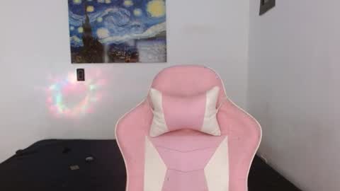 Snapshot of melhoneymoon chatting on 10/22/25, 12:11 Mel online show from 10/22/25, 12:11