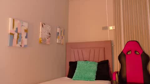 Snapshot of meli_peach chatting on 11/23/25, 12:16 meli_peach online show from 11/23/25, 12:16