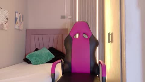 Snapshot of meli_peach chatting on 11/26/25, 07:15 meli_peach online show from 11/26/25, 07:15