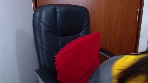 Snapshot of melika_sweet chatting on 09/21/25, 04:19 eli online show from 09/21/25, 04:19