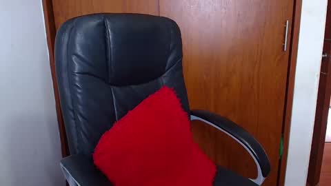 Snapshot of melika_sweet chatting on 10/27/25, 06:45 eli online show from 10/27/25, 06:45