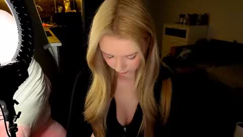 Snapshot of meliss_ss chatting on 07/25/26, 07:00 Mel or Lissa 3 Welcome here online show from 07/25/26, 07:00