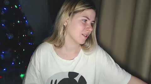 Snapshot of melissa__ray chatting on 12/17/24, 06:31 Melissa Ray online show from 12/17/24, 06:31