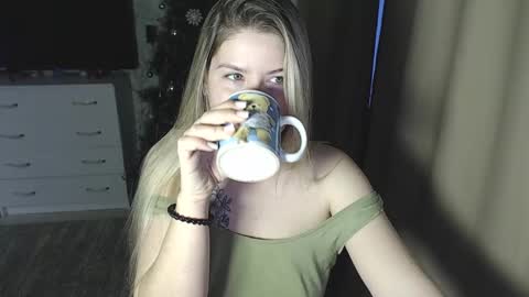 Snapshot of melissa__ray chatting on 12/23/24, 03:29 Melissa Ray online show from 12/23/24, 03:29