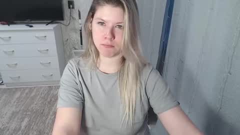 Snapshot of melissa__ray chatting on 02/04/25, 02:39 Melissa Ray online show from 02/04/25, 02:39