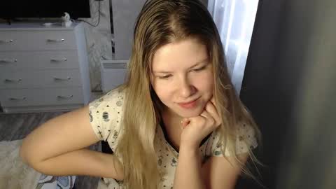 Snapshot of melissa__ray chatting on 02/19/25, 10:45 Melissa Ray online show from 02/19/25, 10:45