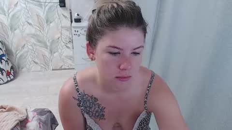 Snapshot of melissa__ray chatting on 09/17/25, 02:35 Melissa Ray online show from 09/17/25, 02:35