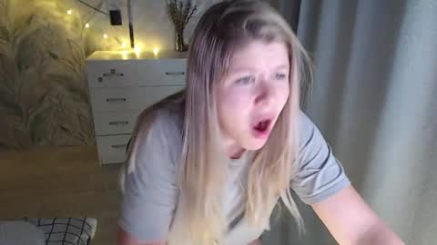 Snapshot of melissa__ray chatting on 10/06/25, 06:05 Melissa Ray online show from 10/06/25, 06:05