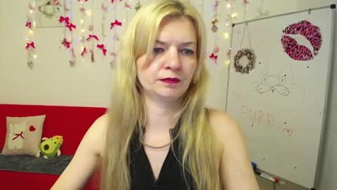 Snapshot of melissatylerbb chatting on 04/01/26, 11:44 Melissa online show from 04/01/26, 11:44