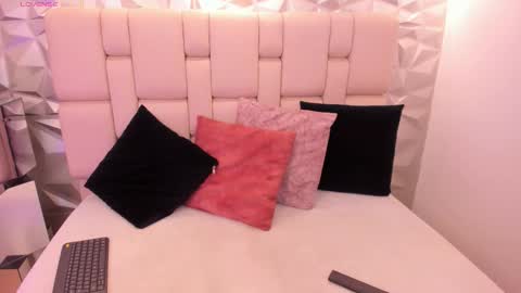 Snapshot of mell_muller chatting on 02/25/26, 11:42 Mell online show from 02/25/26, 11:42