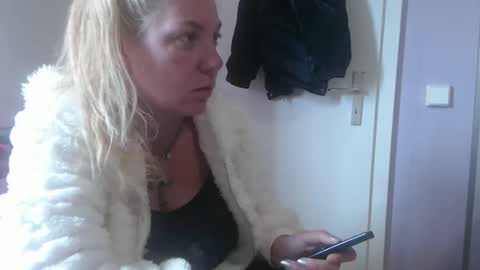 Snapshot of melli23 chatting on 05/16/26, 12:15 Melli online show from 05/16/26, 12:15