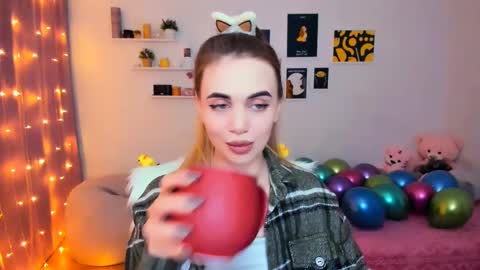 Snapshot of mellifluoustess chatting on 02/14/25, 02:18 Tessa online show from 02/14/25, 02:18