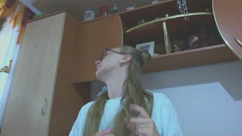 Melly online show from 02/17/25, 07:37