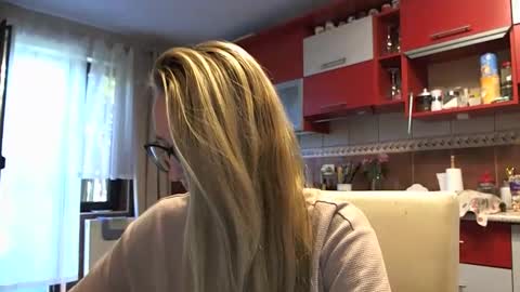 Melly online show from 09/16/25, 06:25