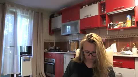 Melly online show from 09/18/25, 06:15