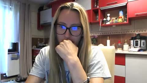 Melly online show from 09/19/25, 06:26