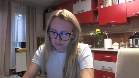 Melly online show from 10/13/25, 06:35