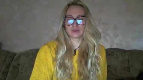 Snapshot of melly_rosey chatting on 12/23/25, 08:01 Melly online show from 12/23/25, 08:01