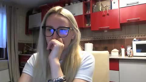 Snapshot of melly_rosey chatting on 01/12/26, 07:24 Melly online show from 01/12/26, 07:24