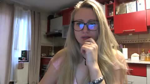 Snapshot of melly_rosey chatting on 03/04/26, 07:03 Melly online show from 03/04/26, 07:03