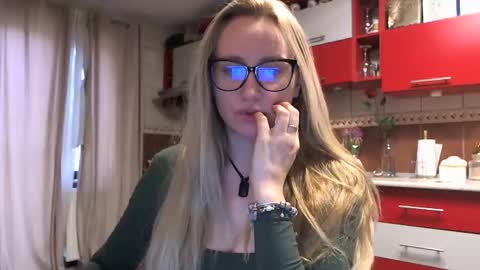 Snapshot of melly_rosey chatting on 03/06/26, 07:27 Melly online show from 03/06/26, 07:27