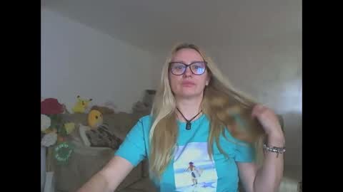 Snapshot of melly_rosey chatting on 04/08/26, 07:08 Melly online show from 04/08/26, 07:08