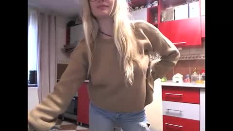 Snapshot of melly_rosey chatting on 04/15/26, 06:42 Melly online show from 04/15/26, 06:42