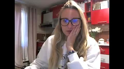 Snapshot of melly_rosey chatting on 04/16/26, 07:31 Melly online show from 04/16/26, 07:31