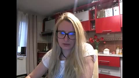 Snapshot of melly_rosey chatting on 04/22/26, 06:27 Melly online show from 04/22/26, 06:27