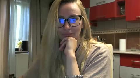 Snapshot of melly_rosey chatting on 05/18/26, 06:30 Melly online show from 05/18/26, 06:30
