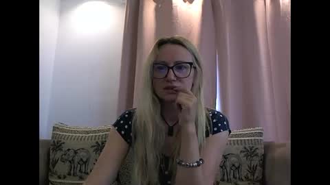 Snapshot of melly_rosey chatting on 05/20/26, 06:08 Melly online show from 05/20/26, 06:08