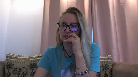 Snapshot of melly_rosey chatting on 05/26/26, 06:31 Melly online show from 05/26/26, 06:31