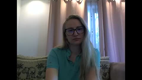 Snapshot of melly_rosey chatting on 05/27/26, 06:43 Melly online show from 05/27/26, 06:43