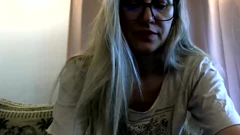 Snapshot of melly_rosey chatting on 05/28/26, 07:05 Melly online show from 05/28/26, 07:05