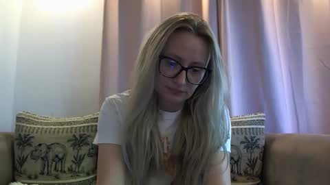 Snapshot of melly_rosey chatting on 05/29/26, 07:17 Melly online show from 05/29/26, 07:17