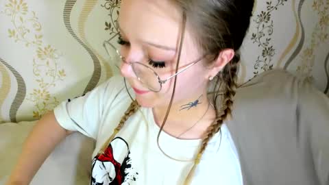 MelMooon online show from 09/11/25, 08:20