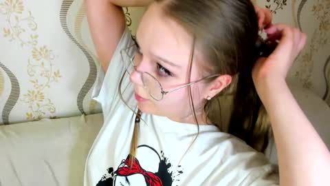 MelMooon online show from 09/15/25, 07:14