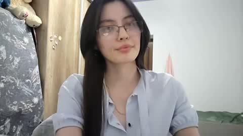 Snapshot of melodeehayden chatting on 05/06/26, 03:28 Nika online show from 05/06/26, 03:28