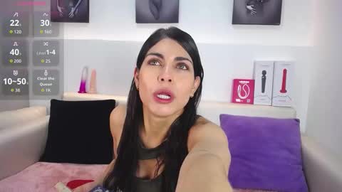 Snapshot of melodiroux_ chatting on 01/12/26, 01:27 Melodi online show from 01/12/26, 01:27