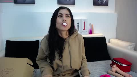 Snapshot of melodiroux_ chatting on 04/07/26, 01:44 Melodi online show from 04/07/26, 01:44