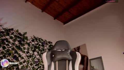 Snapshot of melody_cute10 chatting on 02/22/25, 04:51 melody_cute10 online show from 02/22/25, 04:51